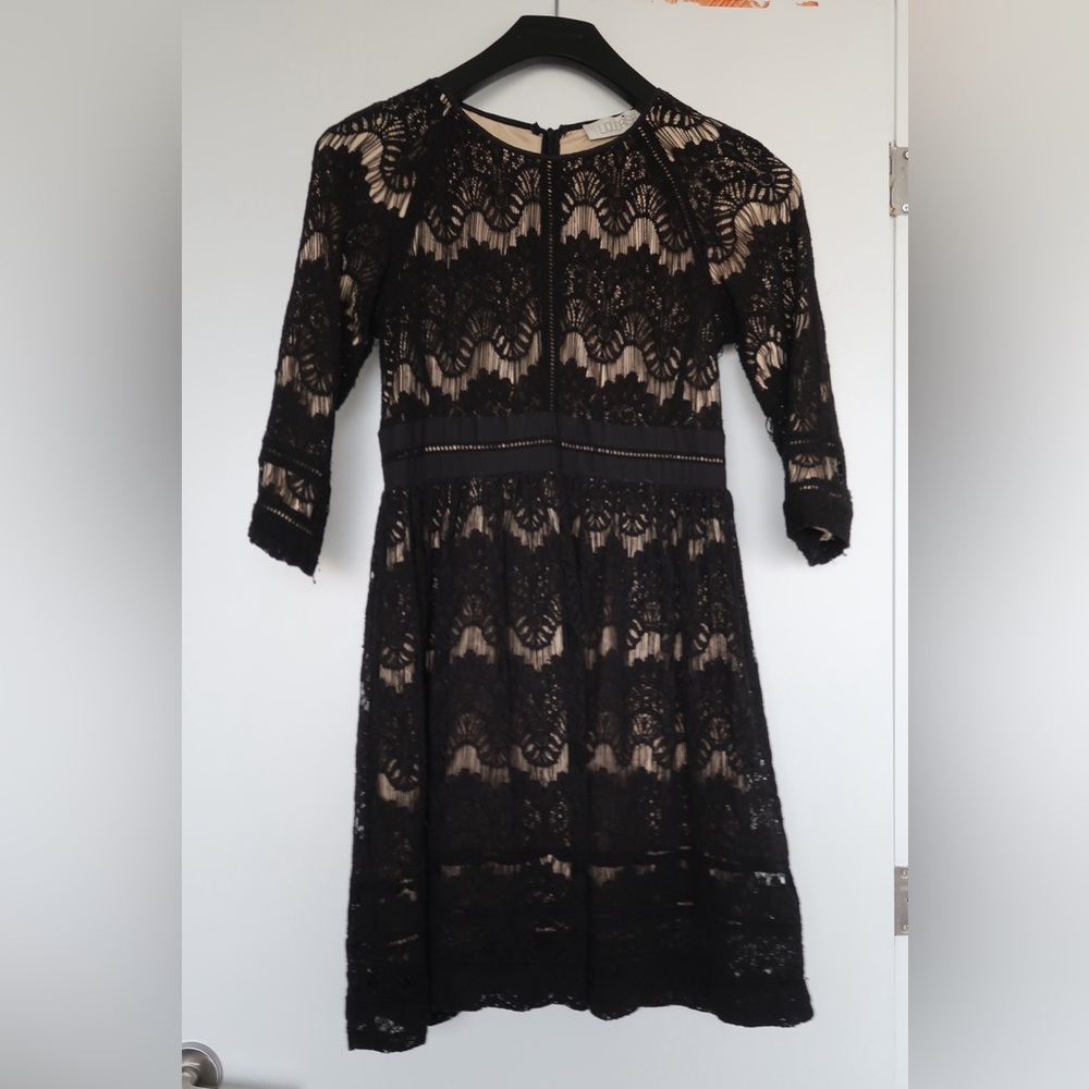 Elegant Black and Tan A-Line Cocktail Dress with Cuffed Sleeves